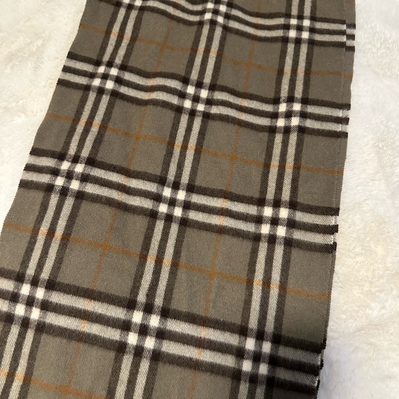 Burberry scarf 💯 cashmere - Picture 4 of 4